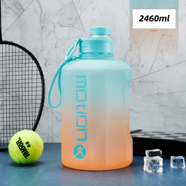 Borraccia sportiva da 2 litri con cannuccia Fitness di grande capacità con bollitore a gradiente in scala bottiglia d'acqua portatile in plastica per esterni