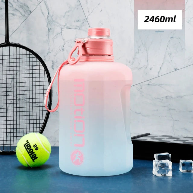 Borraccia sportiva da 2 litri con cannuccia Fitness di grande capacità con bollitore a gradiente in scala bottiglia d'acqua portatile in plastica per esterni