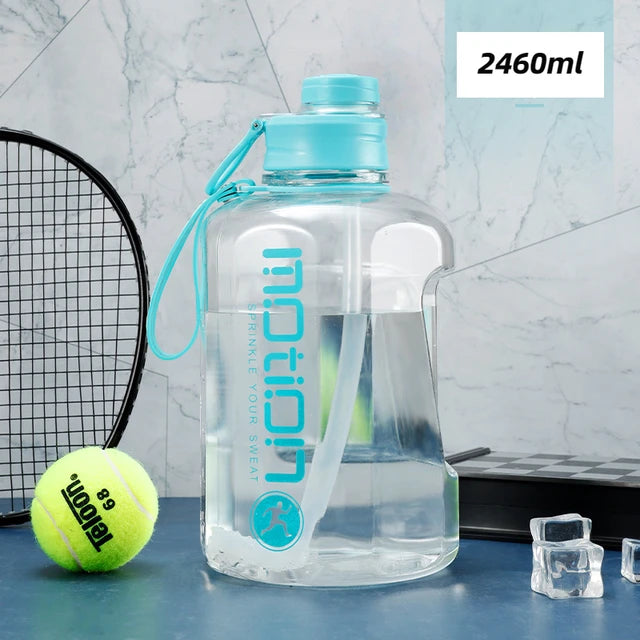 Borraccia sportiva da 2 litri con cannuccia Fitness di grande capacità con bollitore a gradiente in scala bottiglia d'acqua portatile in plastica per esterni