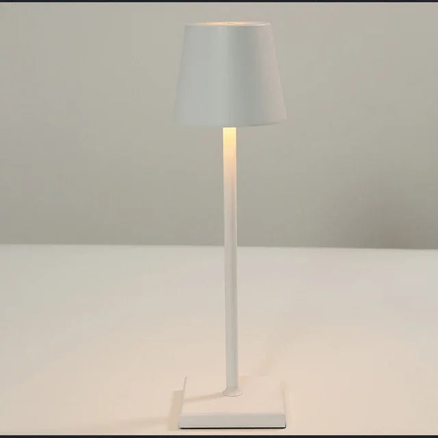 Lampada da tavolo portatile con ricarica a LED lampada da notte per la protezione degli occhi interruttore tattile impermeabile lampada da scrivania nordica dimmerabile